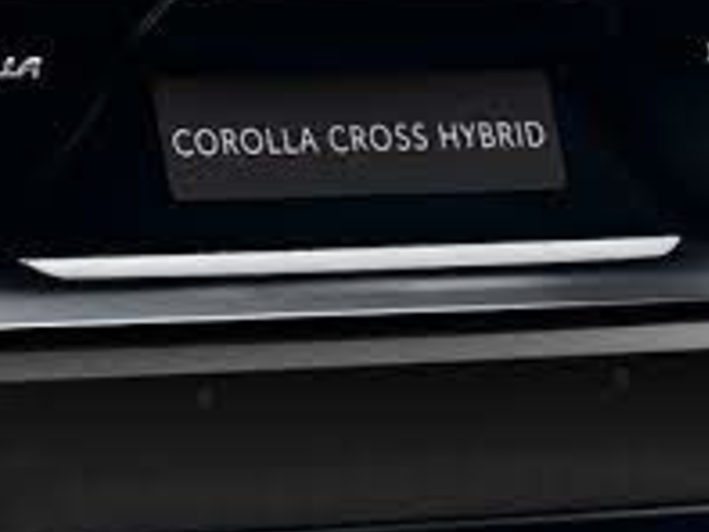 Хром молдинг на кришку багажника Corolla Cross (25028)